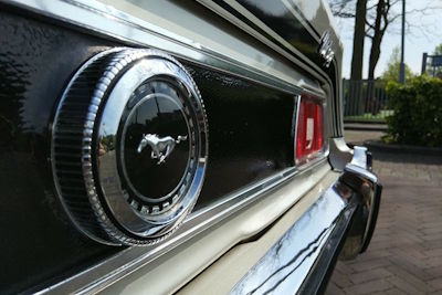 Klassieke Mustang bij een bijzondere mijlpaal - Uniek vervoer voor pensioen of laatste wens