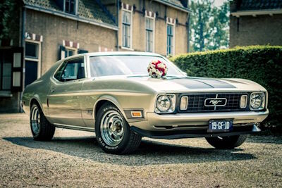 Ford Mustang trouwauto met bruidspaar - Klassiek vervoer voor de bruiloft