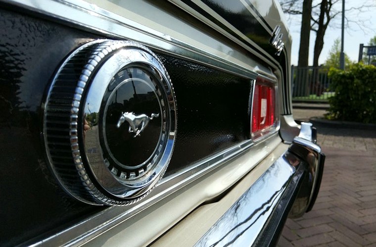 Achterzijde Ford Mustang Grande met klassieke tankdop