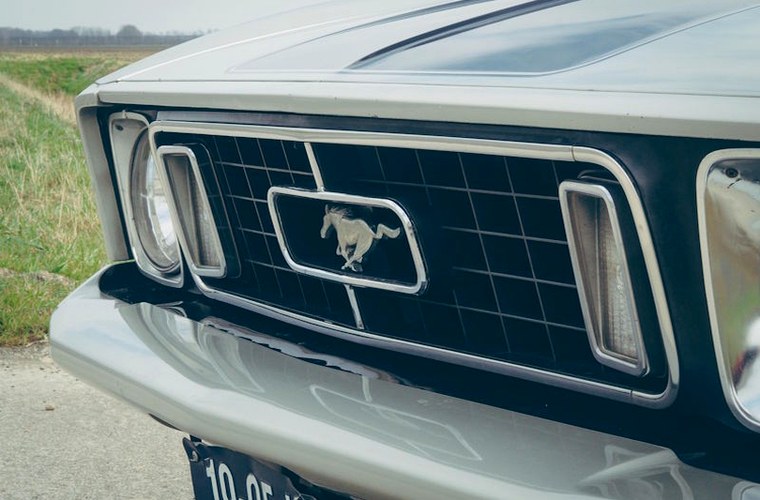 Ford Mustang grille met pony embleem klassieke trouwauto