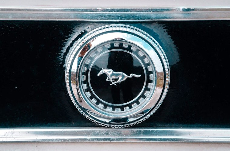 Close-up Mustang embleem en tankdop klassieke auto