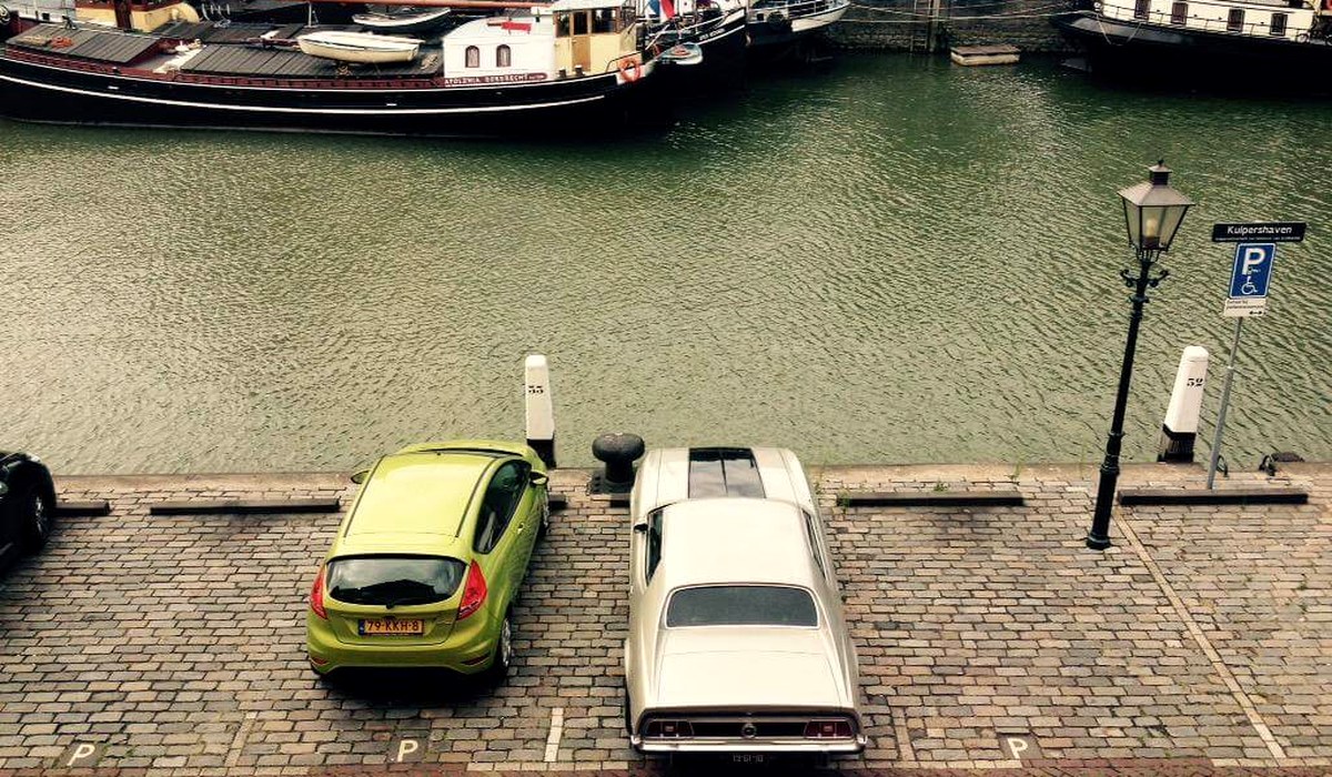 Mustang bij de haven