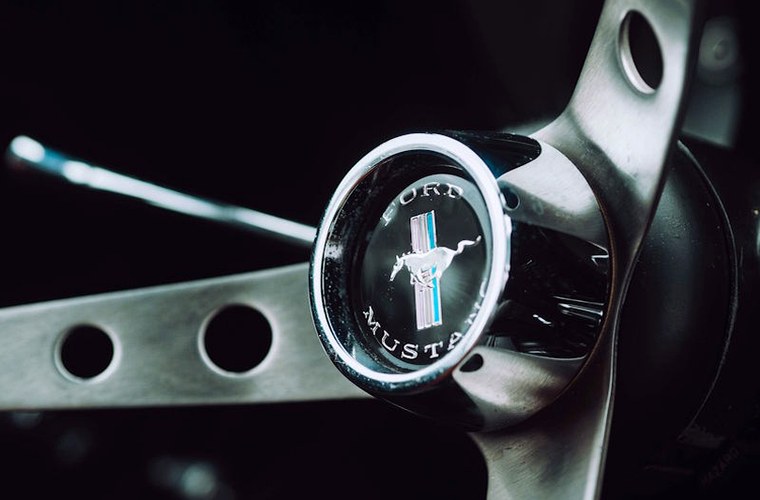 Interieurdetail van klassieke Ford Mustang met houten stuur