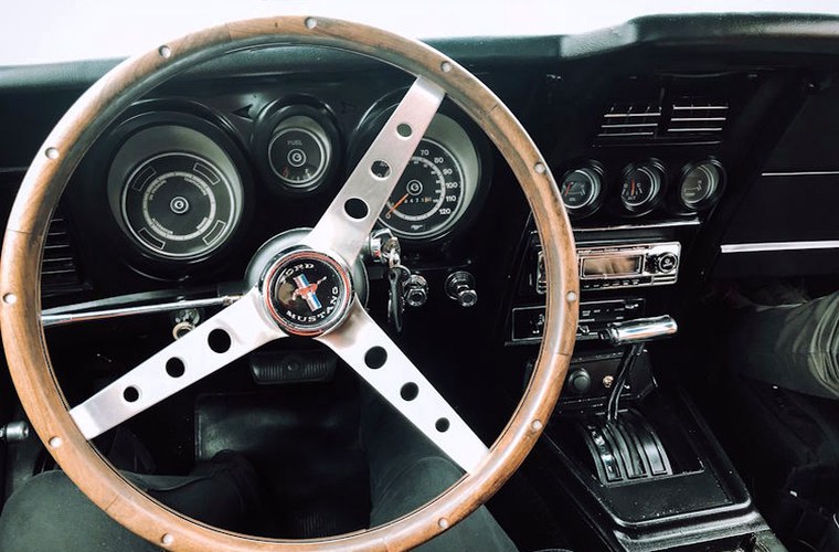 Dashboard en stuur van de Mustang