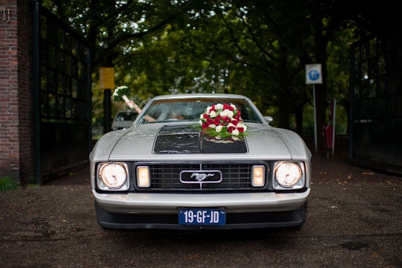 Klassieke Mustang met bruidsboeket tijdens bruiloft