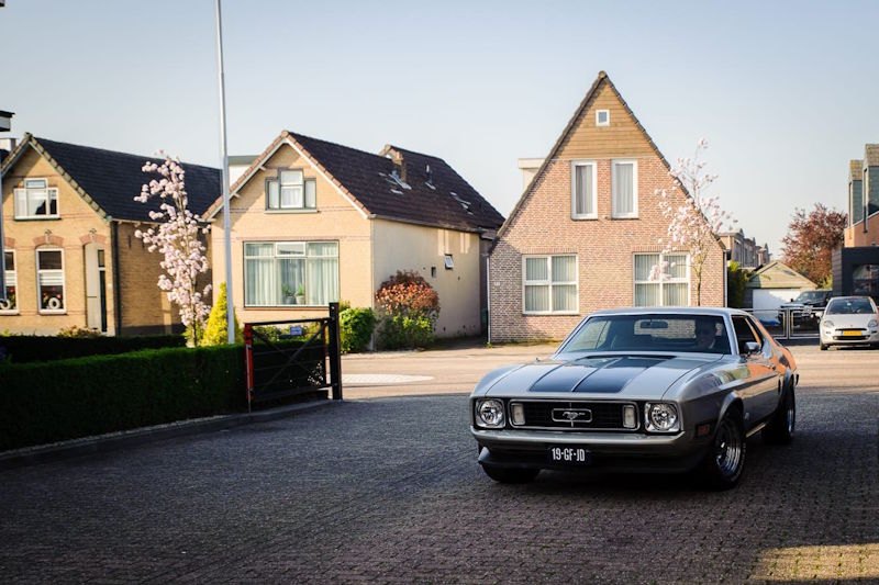 Mustang trouwauto huren voor een bruiloft, klassieke Ford Mustang bij aankomst
